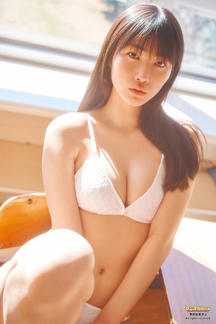 「ミスマガジン2022」瑚々、美バストくっきり “エモい”グラビア披露