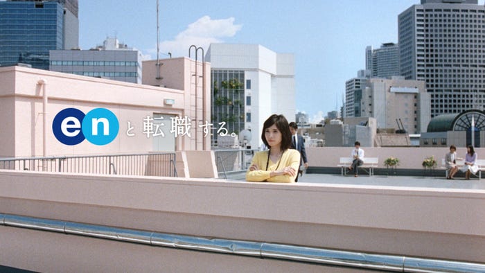 松岡茉優/新テレビCM「クチコミ篇」より(提供写真)