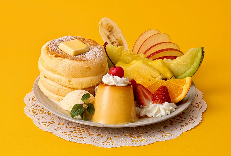 フリッパーズ「奇跡のパンケーキ プリンアラモード」自家製プリン＆果物を贅沢トッピング