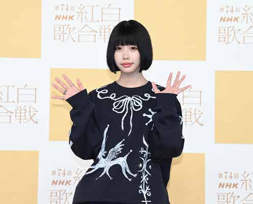 <紅白本番>ano、浜辺美波との再会に喜び「唯一おめでとうって連絡してくれた」ミニ丈スカート姿で美脚際立つ