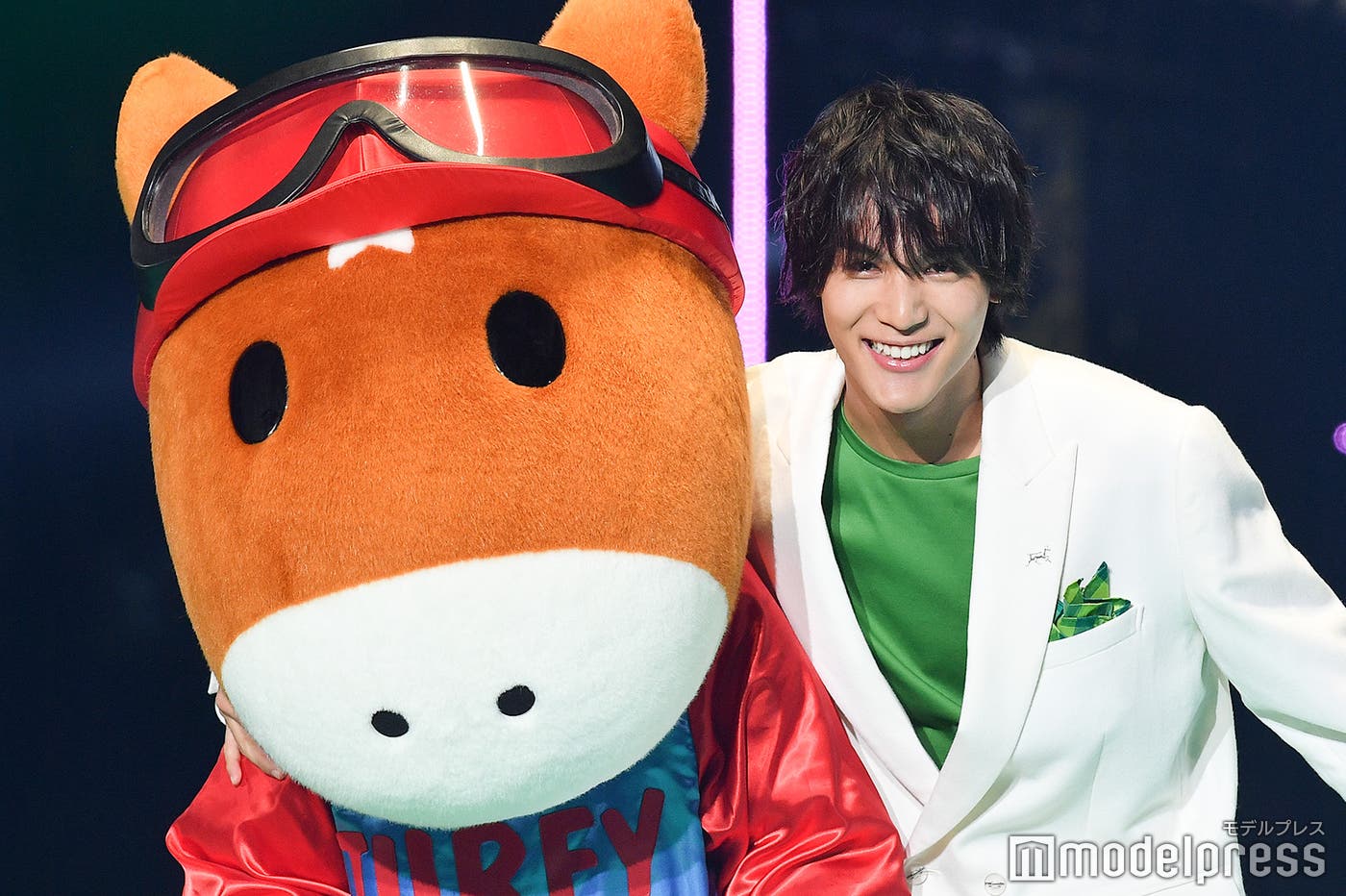 ランウェイトップでは肩を組み笑顔 (C)モデルプレス