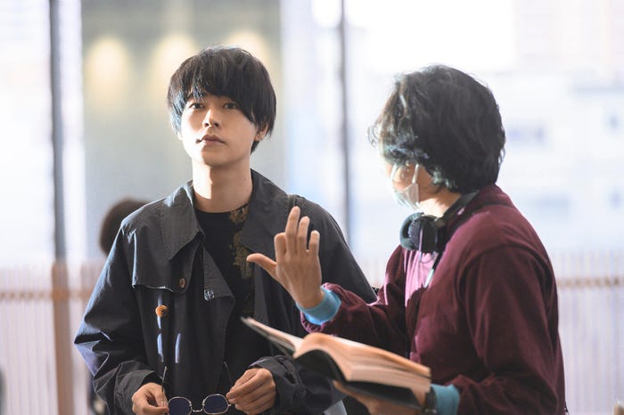 成田凌、行定勲監督(C)水城せとな・小学館/映画「窮鼠はチーズの夢を見る」製作委員会