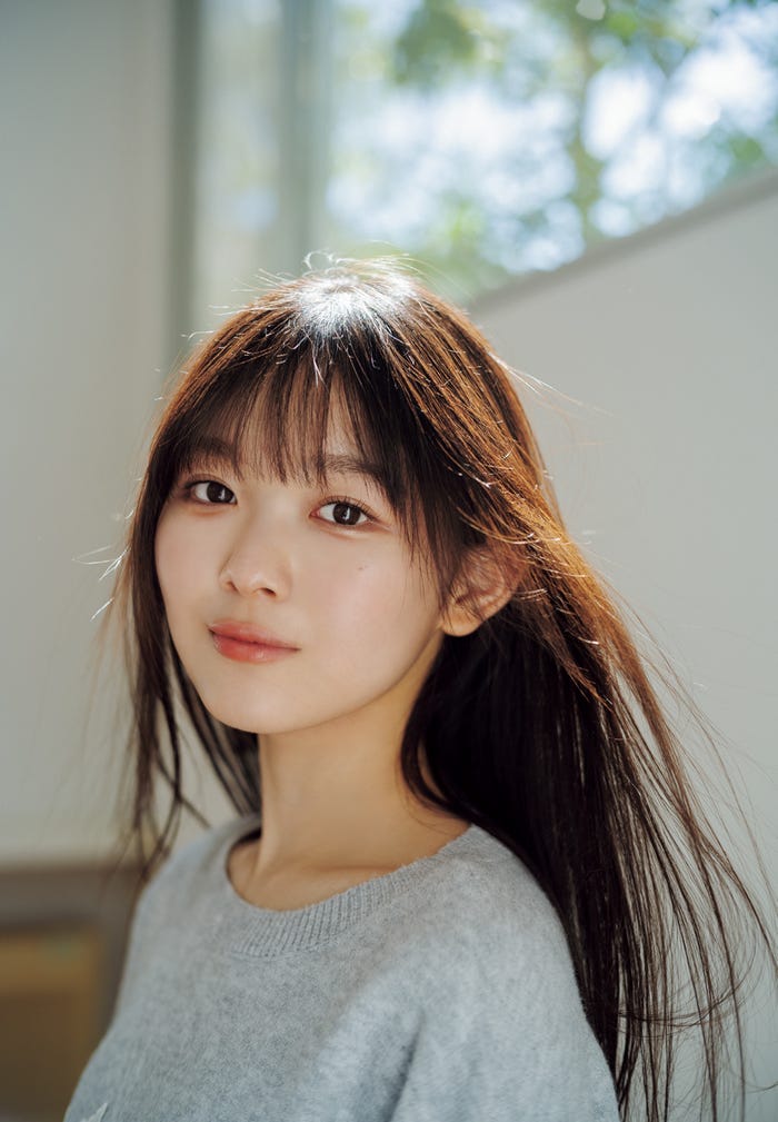 山川宇衣:撮影/HIROKAZU、スタイリング/優哉、ヘアメイク/田村直子、デザイン/松本麻実(GROSVENOR design.)