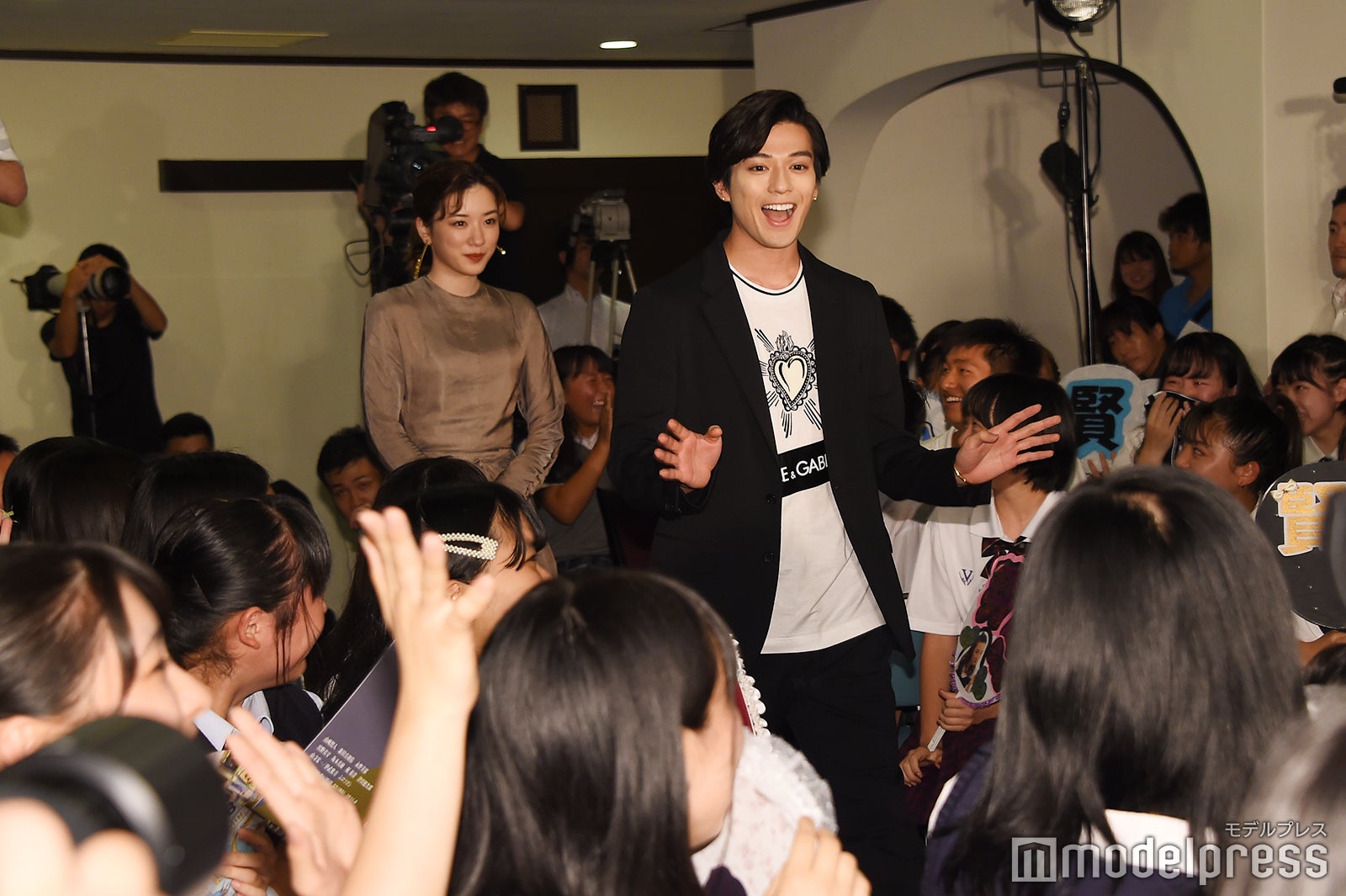 中高生に手を振る新田真剣佑（C）モデルプレス