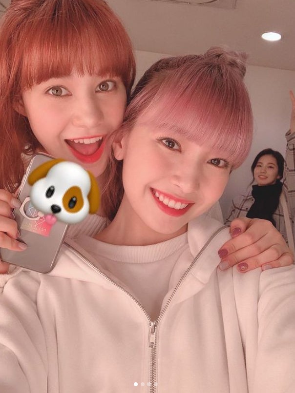 NiziUニナ＆マユカ、仲良し2ショット公開「尊いコンビ」の声 “ひょっこりアヤカ”も