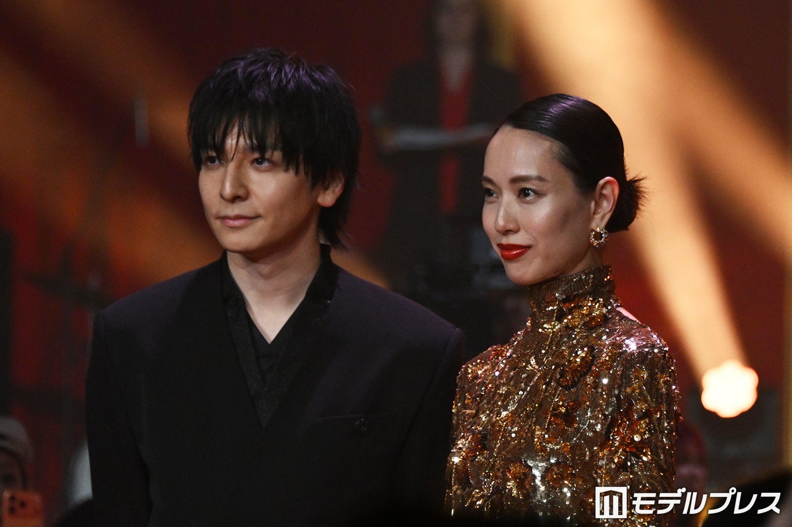 戸田恵梨香、生田斗真にエスコートされ登場 華やかゴールドドレスでレッドカーペット降臨【地獄に堕ちるわよ】