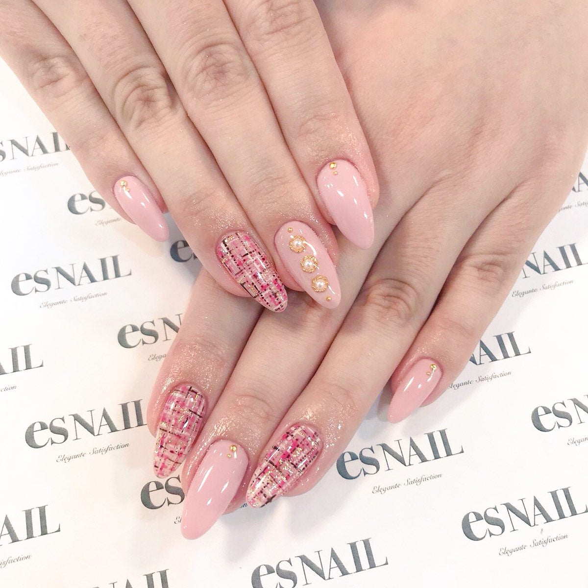 大人のツイードネイル／画像提供：esNAIL
