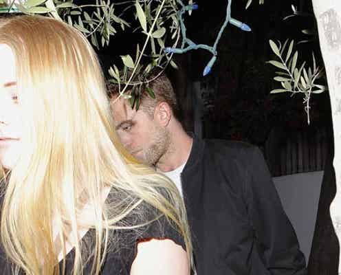 ロバート・パティンソン、謎のポッチャリ美女と夜遊びデート?