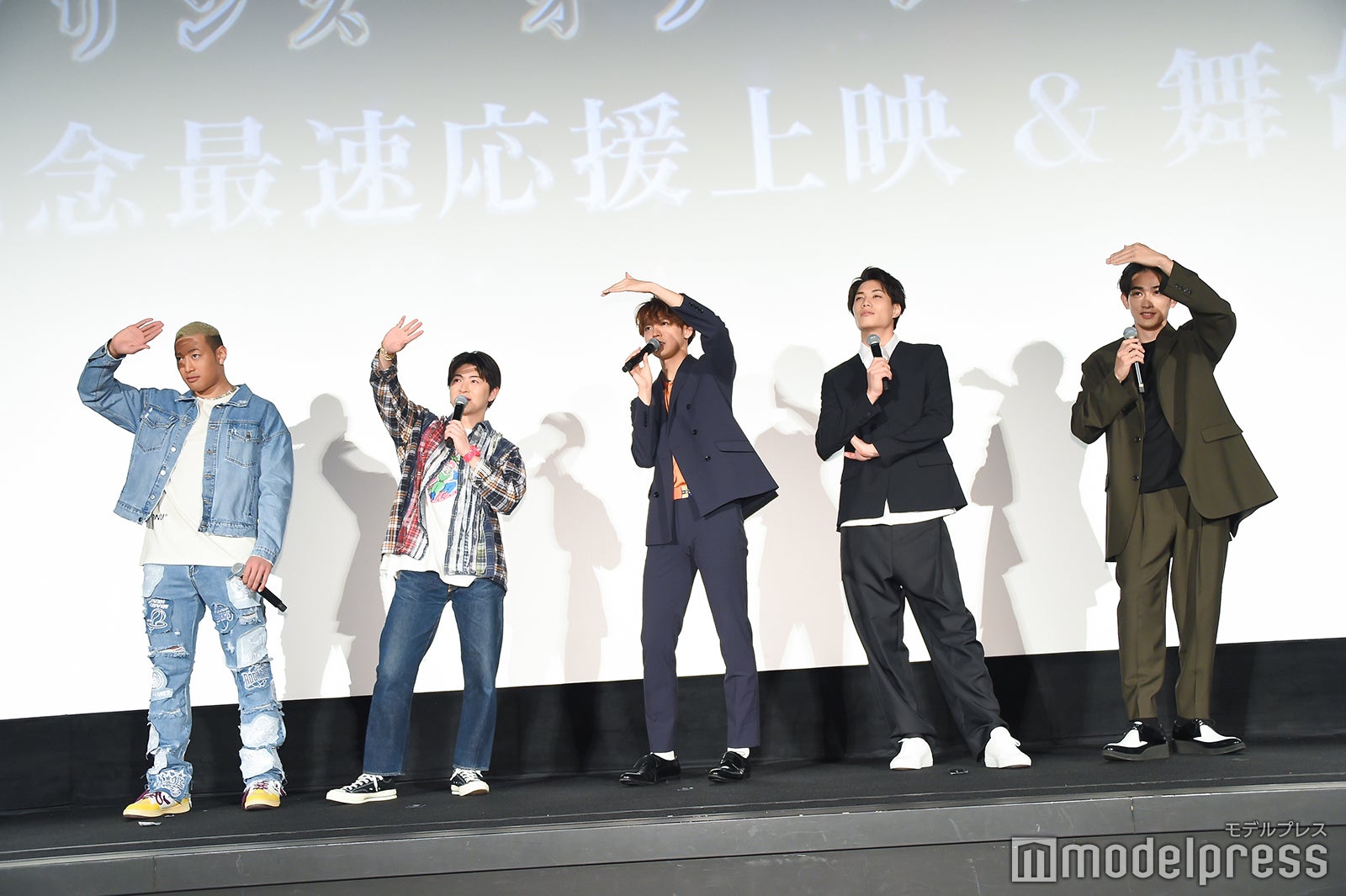 ライトに苦戦する関口メンディー、佐野玲於、片寄涼太、鈴木伸之、町田啓太 （C）モデルプレス