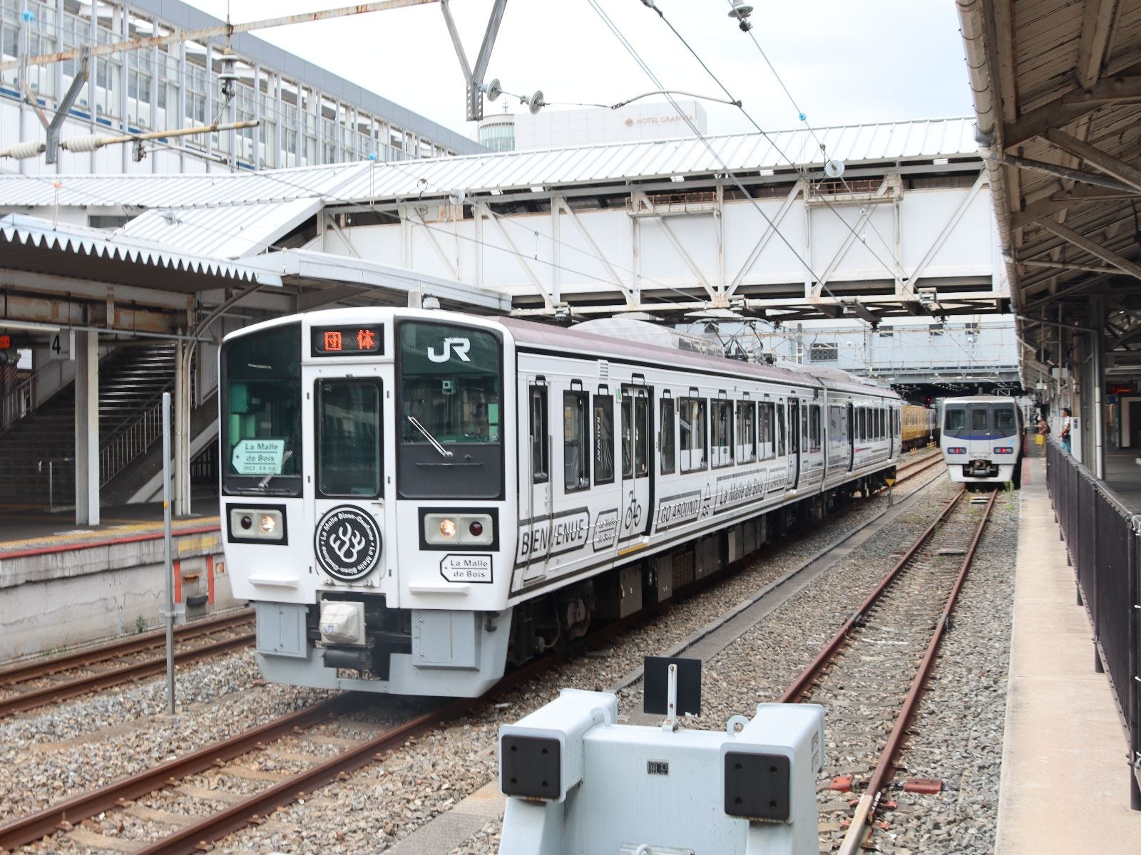 岡山駅に入線した「ラ・マル・ド・ボア」