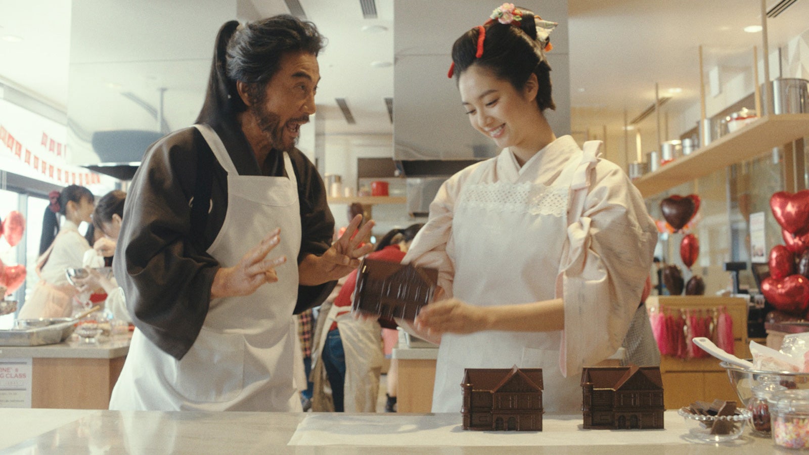 （左から）役所広司、新川優愛（提供写真）