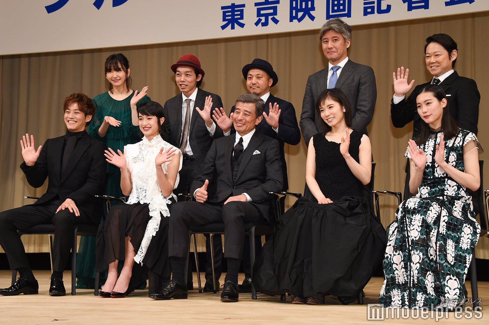 （前列左から）松坂桃李、門脇麦、舘ひろし、松岡茉優、南沙良（後列左から）新垣結衣、上田慎一郎監督、白石和彌監督、佐藤英之氏、阿部サダヲ （C）モデルプレス