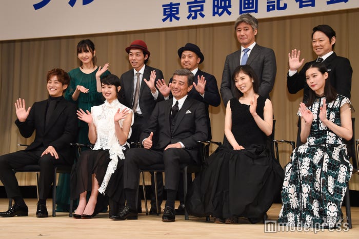 (前列左から)松坂桃李、門脇麦、舘ひろし、松岡茉優、南沙良(後列左から)新垣結衣、上田慎一郎監督、白石和彌監督、佐藤英之氏、阿部サダヲ (C)モデルプレス