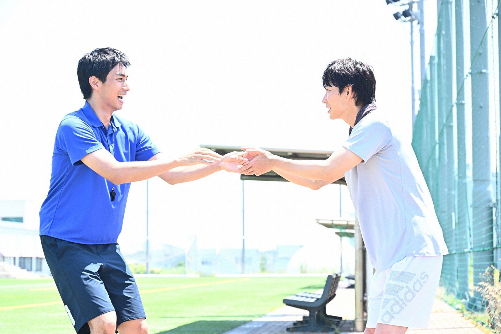 市川知宏、綾野剛／「オールドルーキー」第4話より（C）TBS