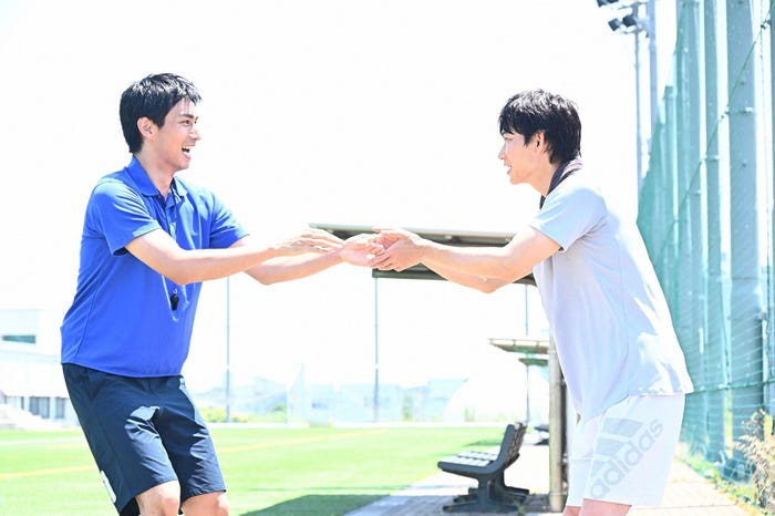 市川知宏、綾野剛/「オールドルーキー」第4話より(C)TBS