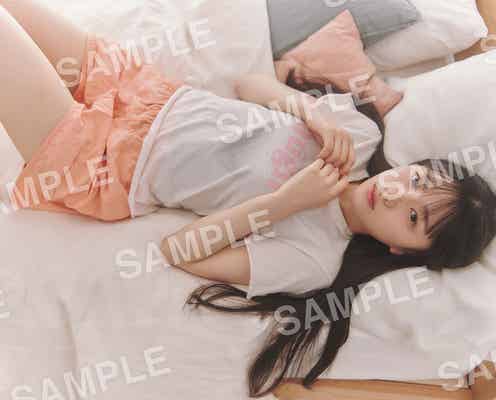 乃木坂46川崎桜、ベッドで美脚全開 カノジョ感あふれる表情&ポーズ披露<あの頃、乃木坂にいた>