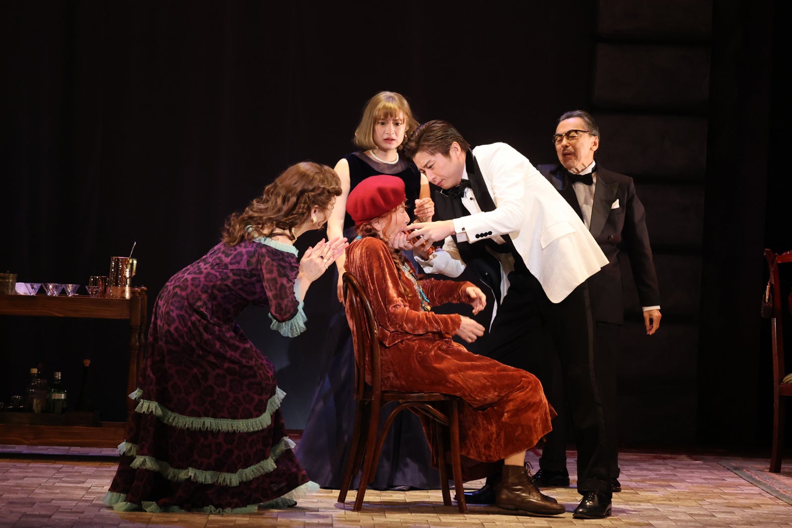 田中圭主演舞台「陽気な幽霊」初日公演より（提供写真）