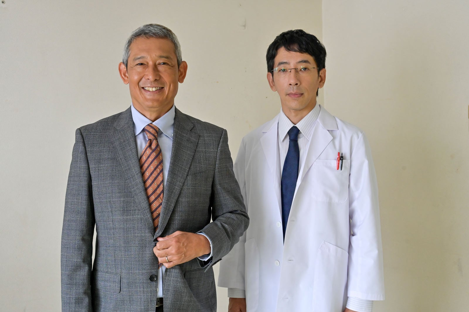 鶴見辰吾、野間口徹（C）桃戸ハル・講談社／読売テレビ