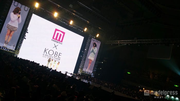 「神戸コレクション2015 A/W」モデルプレスステージ/(左から)敦士、八木アリサ、玉城ティナ、豊崎由里絵MBSアナウンサー