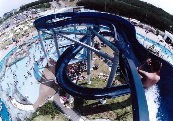 「ウォータースライダー」【料金】100円【制限】なし