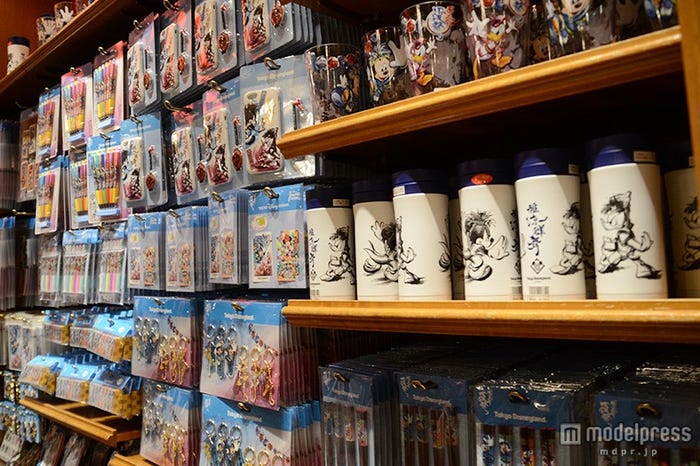 イベントデザインのグッズが並ぶ