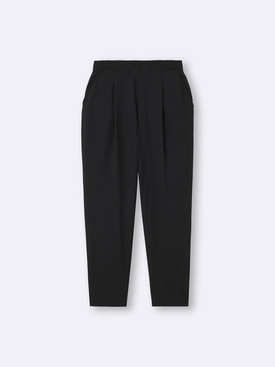 黒のドライストレッチアンクルパンツ。テーパードシルエットで脚をすっきり見せる。