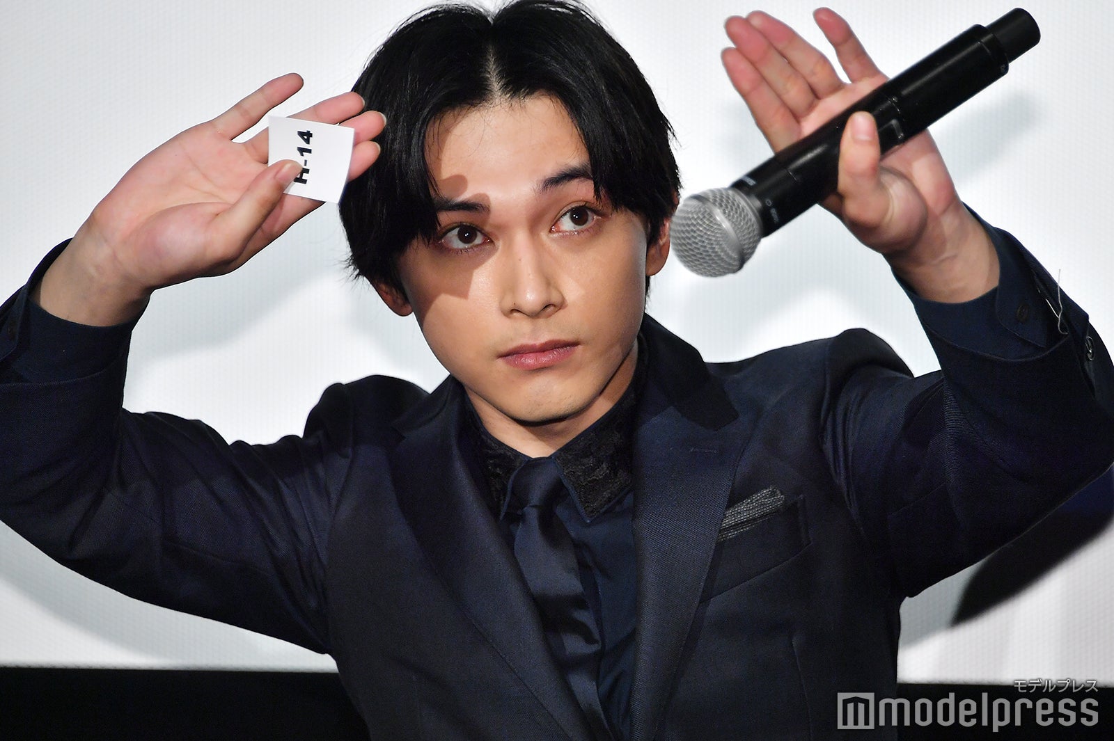 プレゼントが当たった観客を探す吉沢亮（C）モデルプレス