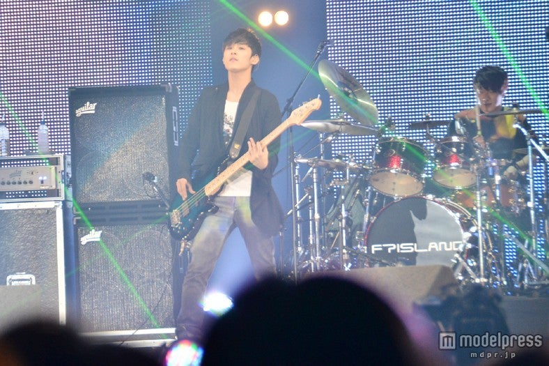 左から：ベースのイ・ジェジン、ドラムのチェ・ミンファン