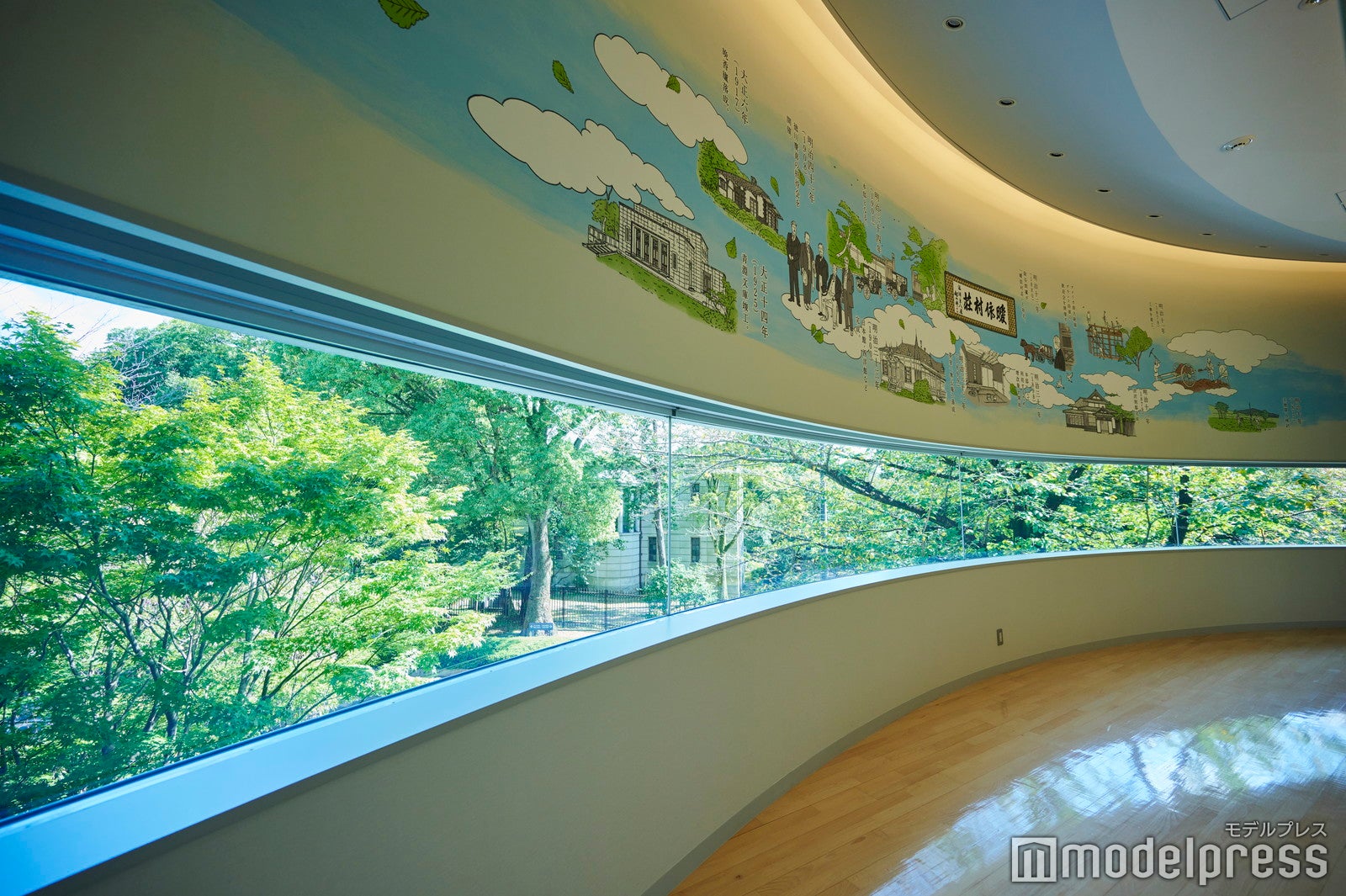 パノラマの窓からのぞく緑が美しいリフレッシュコーナー（C）モデルプレス