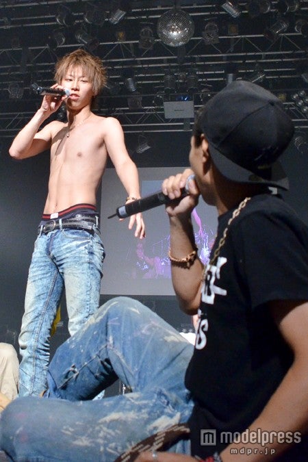 突然服を脱ぐ塚本隆太（左）