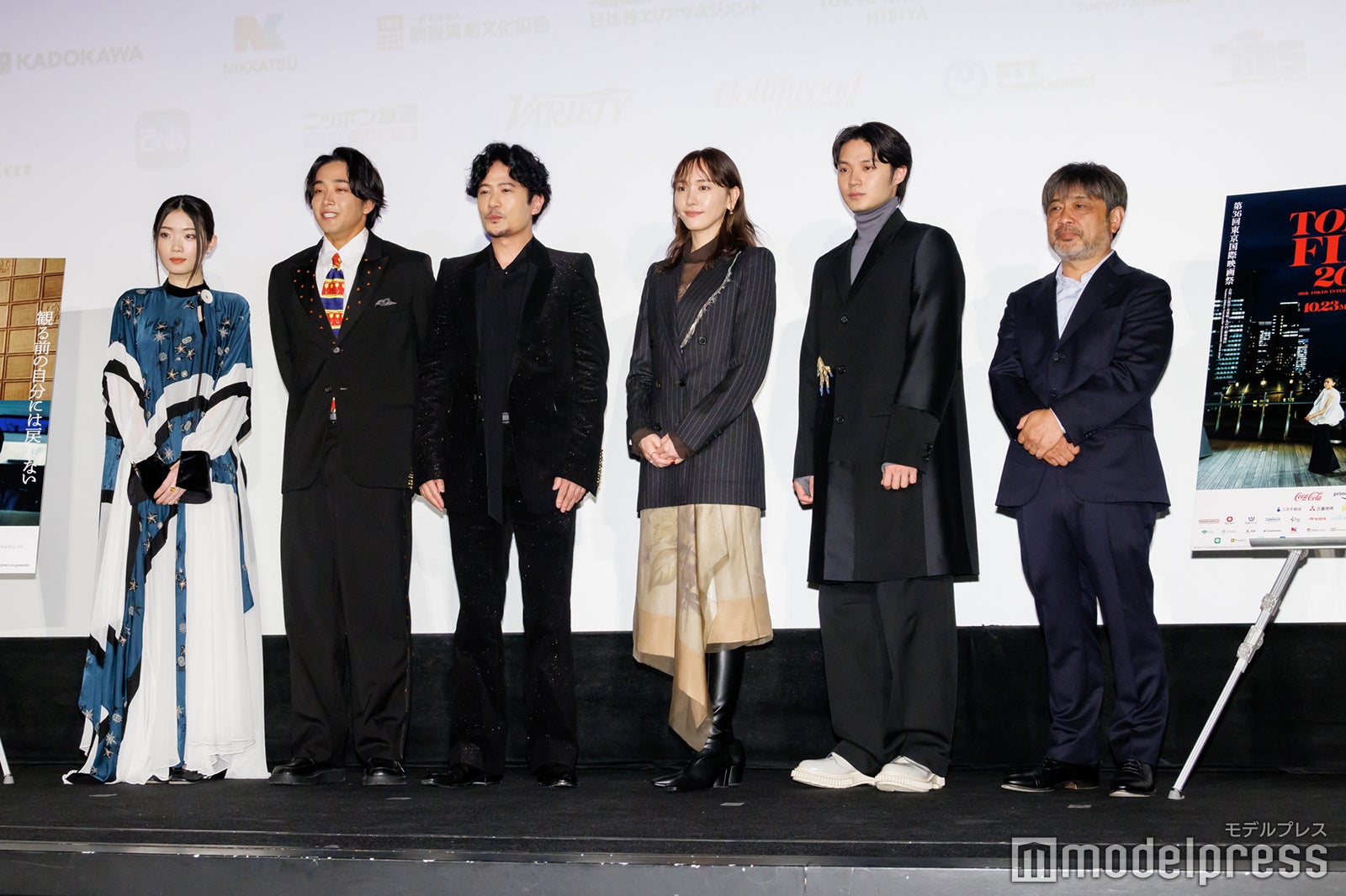 （左から）東野絢香、佐藤寛太、稲垣吾郎、新垣結衣、磯村勇斗、岸善幸監督（C）モデルプレス