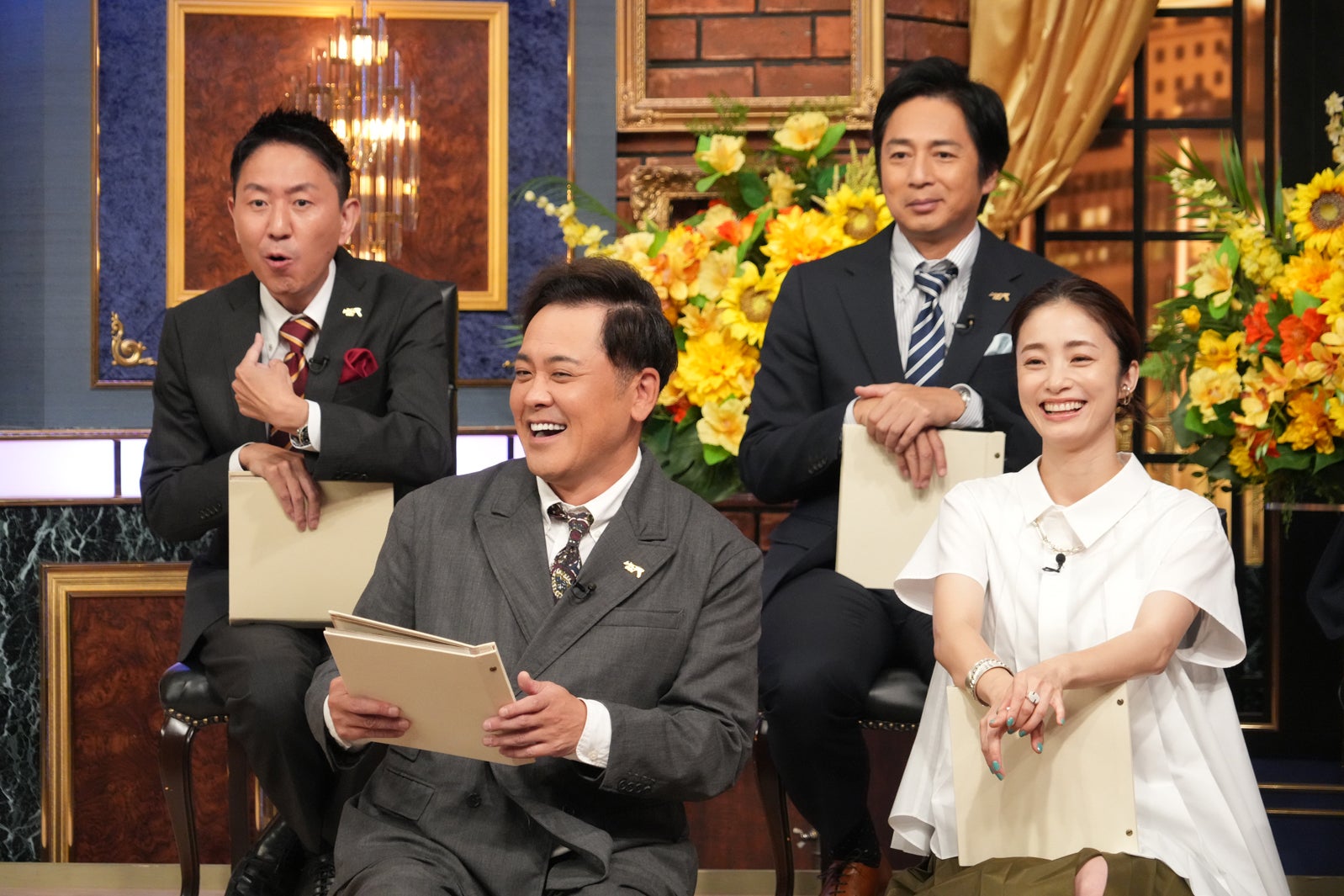 （後列左から）福田充徳、徳井義実（前列左から）有田哲平、上戸彩（C）日本テレビ