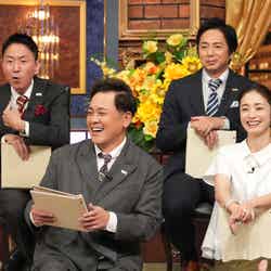 （後列左から）福田充徳、徳井義実（前列左から）有田哲平、上戸彩（C）日本テレビ