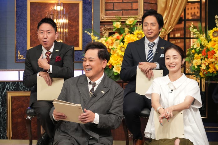 (後列左から)福田充徳、徳井義実(前列左から)有田哲平、上戸彩(C)日本テレビ