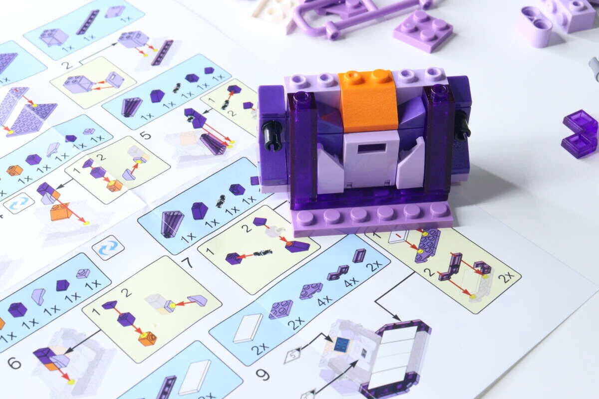 組み立て説明書の上に置かれたダンスゲームブロックの途中経過 組み立て説明書の上に置かれたダンスゲームブロックの途中経過