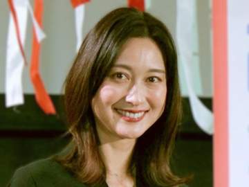 小川彩佳アナ 田原総一朗氏92歳誕生会に出席、両手で手を包む テレ朝時代「サンプロ」で影響