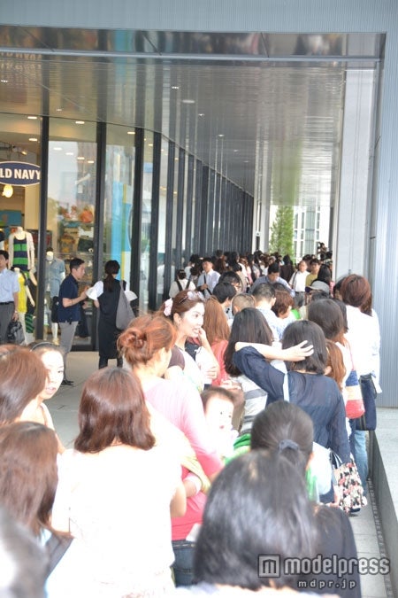 オープン前から長蛇の列。