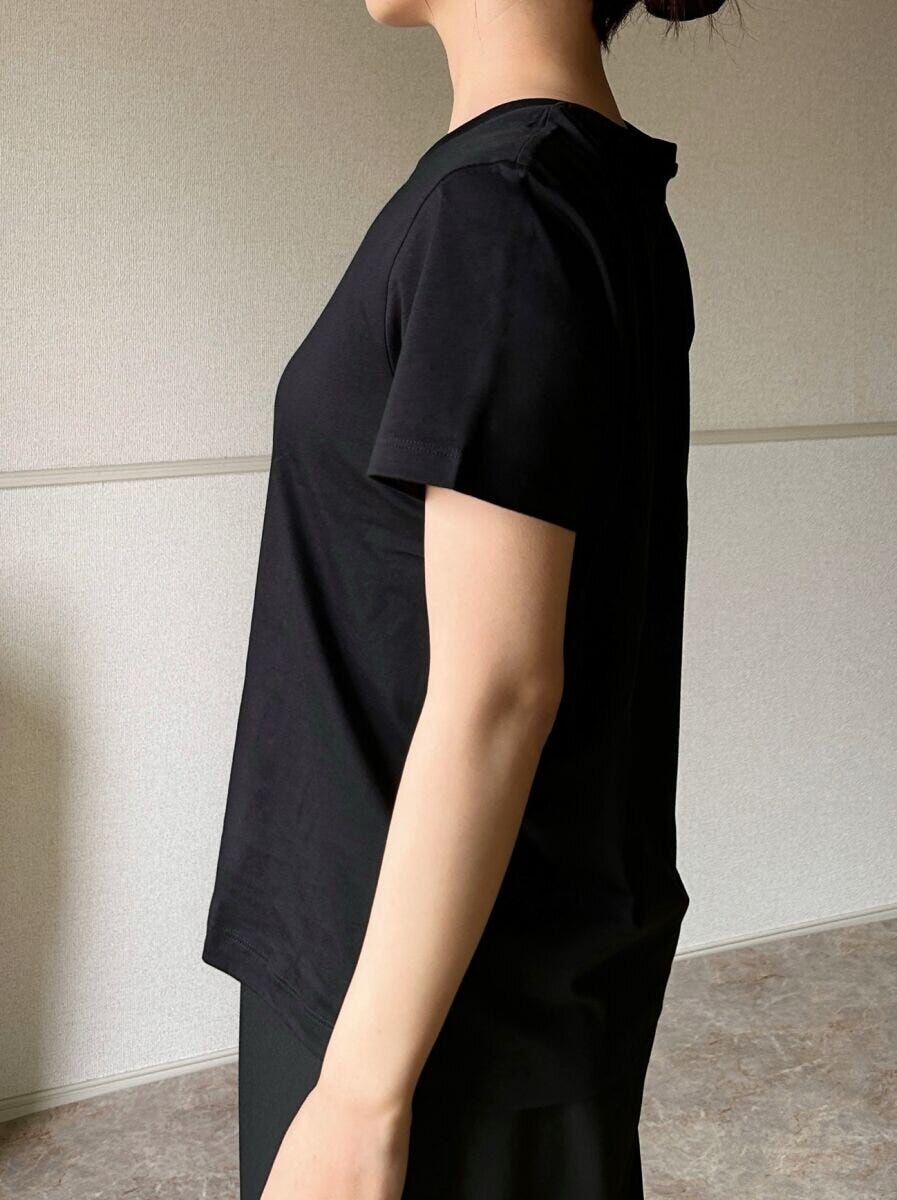 ユニクロユースーピマコットンTを着用したサイドのシルエット