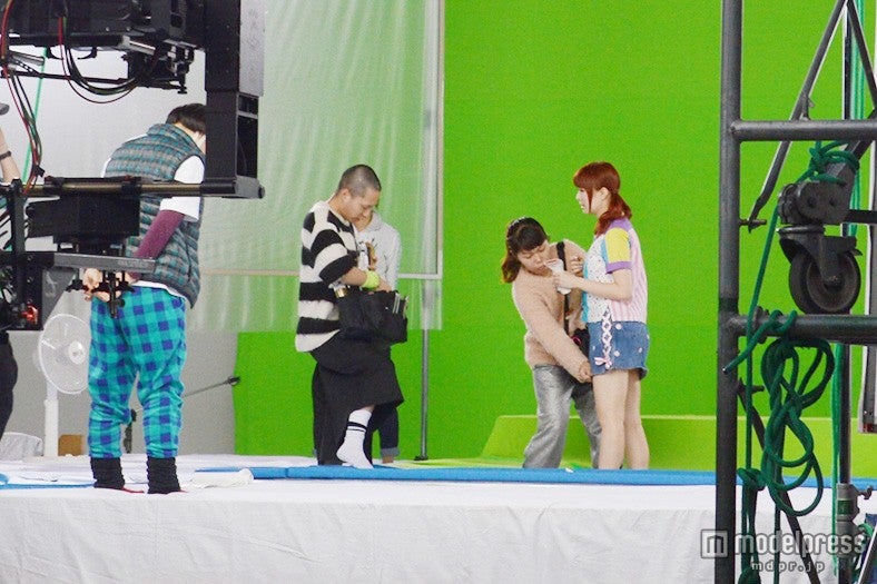 スタッフと入念な打ち合わせ／きゃりーぱみゅぱみゅ