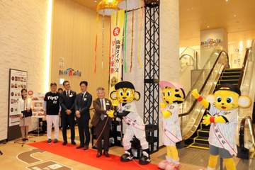 阪神百貨店梅田本店で虎優勝セール 開店前に3000人大行列 V記念ジュエリー連覇にちなみ2220万円で販売