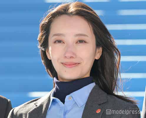 波瑠、独立後初の公の場 “柊班”刑事スタイルでブルーカーペット登場【アイシー~瞬間記憶捜査・柊班~】