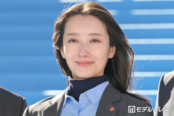 波瑠、独立後初の公の場 “柊班”刑事スタイルでブルーカーペット登場【アイシー～瞬間記憶捜査・柊班～】