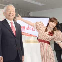 (左から)エステー株式会社・鈴木喬会長、高橋愛