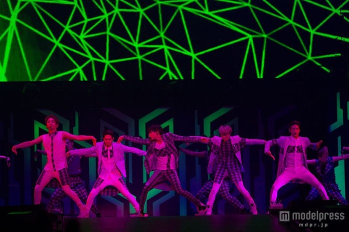 パワフルな歌とダンスで圧倒/SHINee