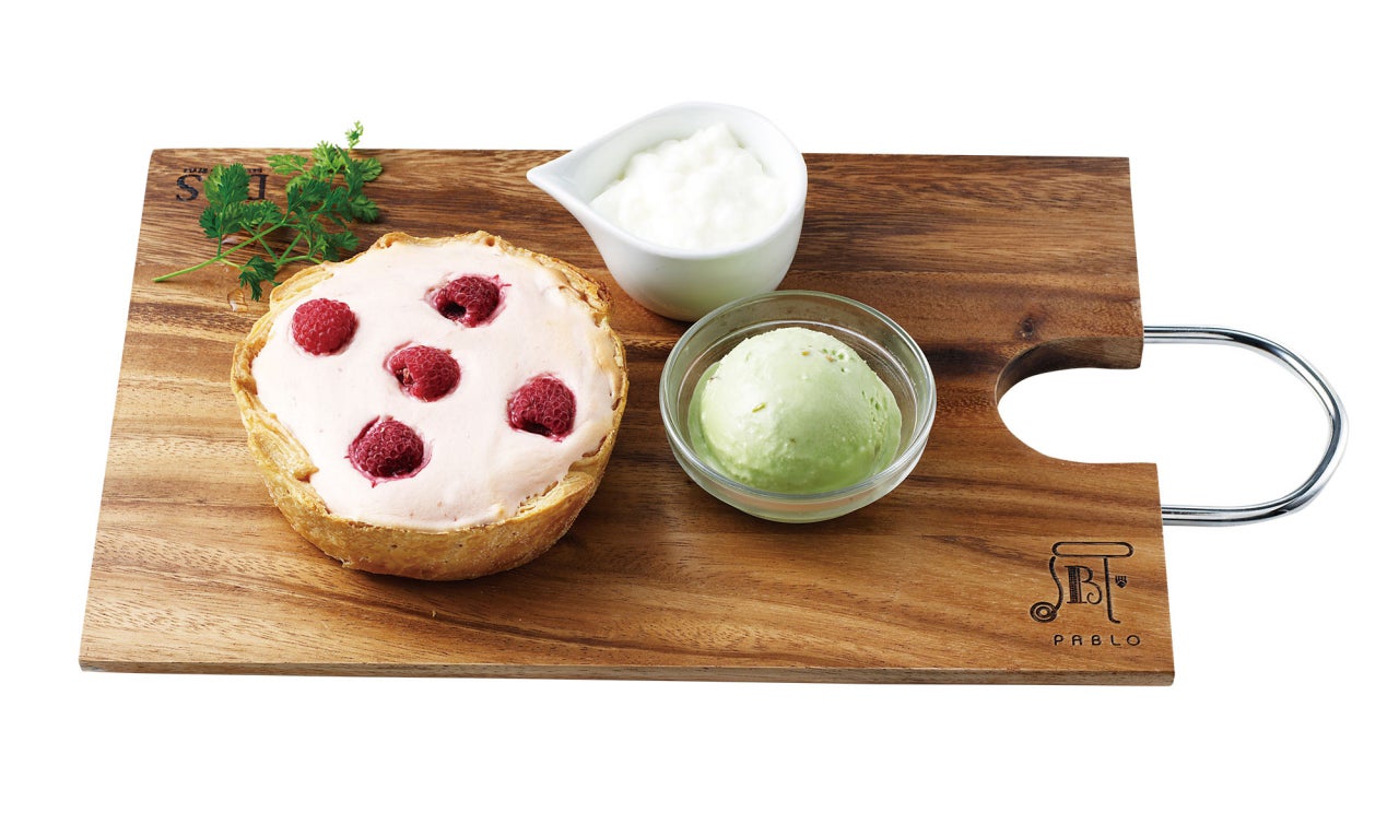 焼きたてミニチーズタルト いちご×杏仁／画像提供： PABLO（パブロ）