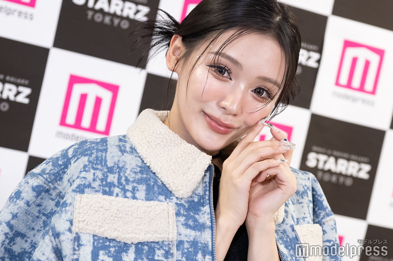 出産発表のせいせい、“超ミニスカ”から美脚スラリ「スタイル抜群」「ウエスト綺麗」の声