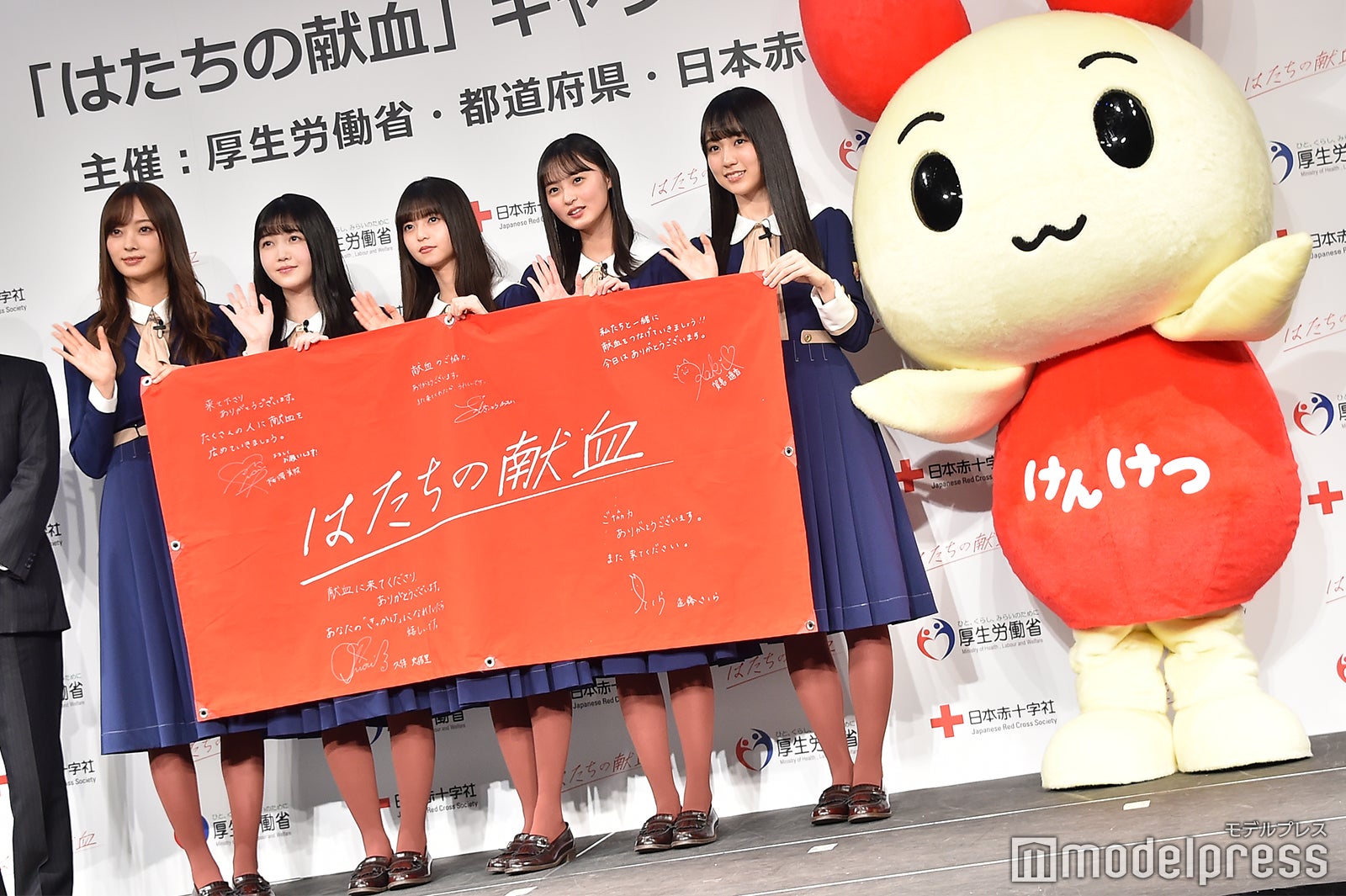 梅澤美波、久保史緒里、齋藤飛鳥、遠藤さくら、賀喜遥香、けんけつちゃん （C）モデルプレス