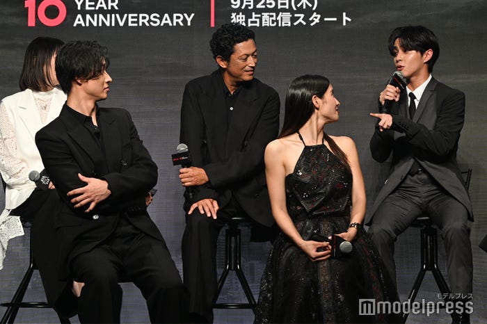 “山崎賢人ドンピシャ世代”を熱弁する醍醐虎汰朗(右上)(C)モデルプレス