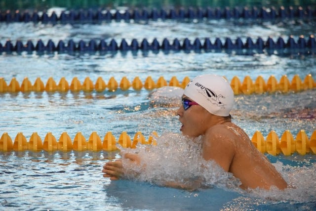 平泳ぎ中に頭を上げて息を吸っている