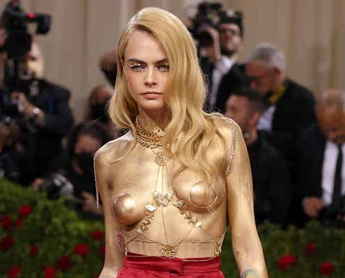 【メットガラ2022】カーラ・デルヴィーニュ、黄金ボディペイント×ニップレスの攻めルックで圧倒